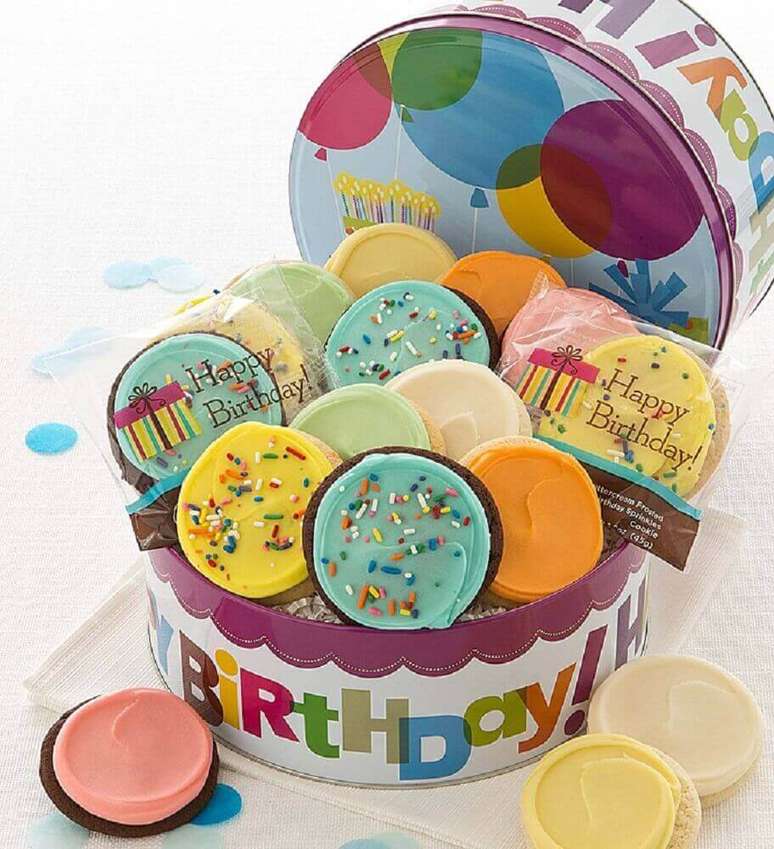 25. Os doces coloridos deixaram a festa na caixa de aniversário ainda mais divertida – Foto: Cheryls