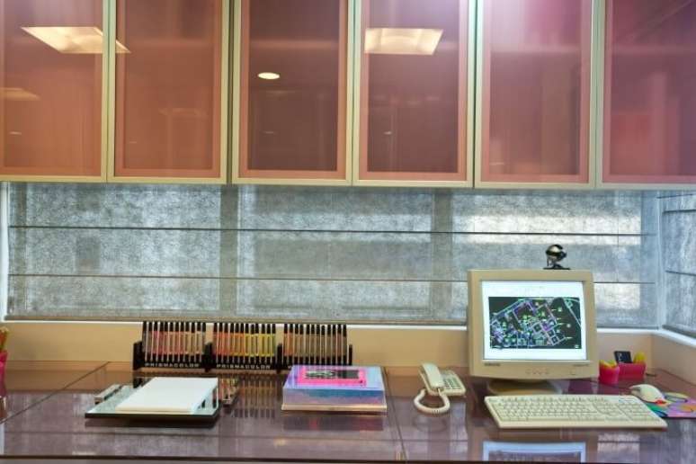 25. Escritório com armário de vidro em tons de rosa. Projeto de Brunete Fraccaroli