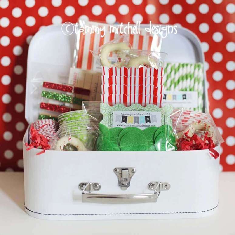 26. Festa na caixa com decoração verde e vermelha – Foto: Tammy Mitchell Designs