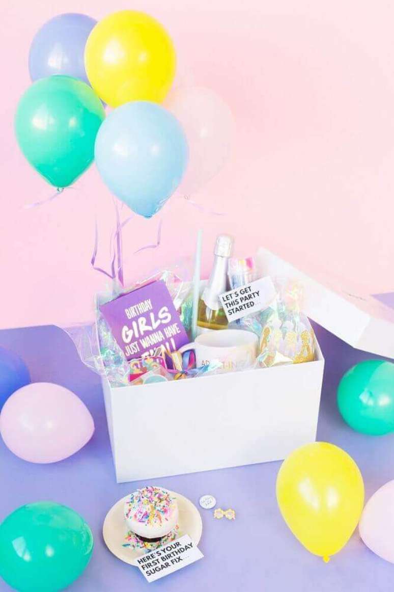 28. Festa na caixa de aniversário decorado com balões – Foto: Studio DIY
