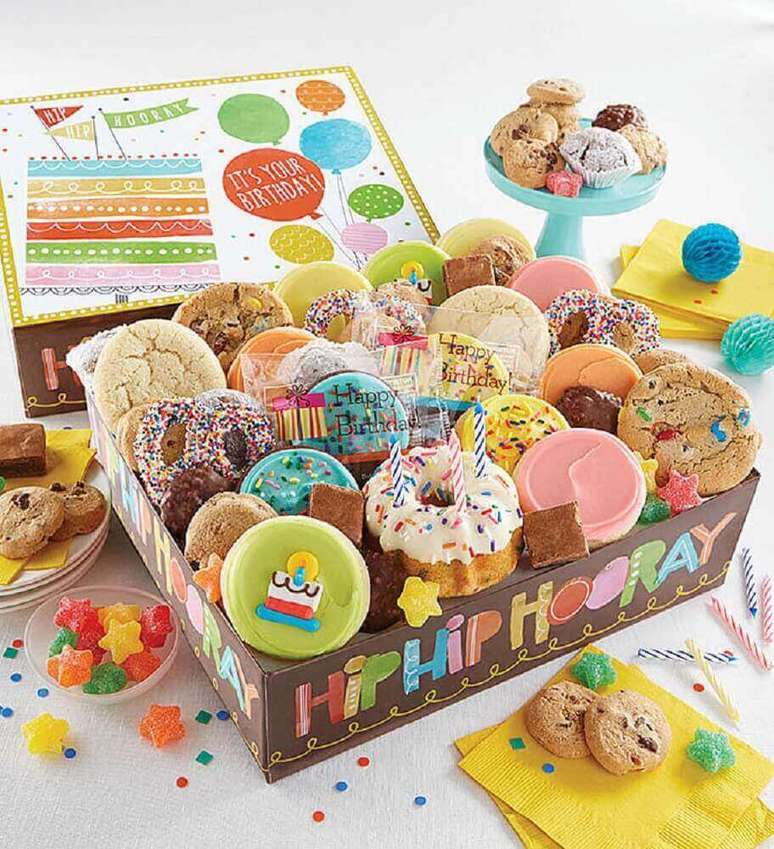 29. Festa na caixa de aniversário recheada de doces – Foto Cheryl’s Cookies