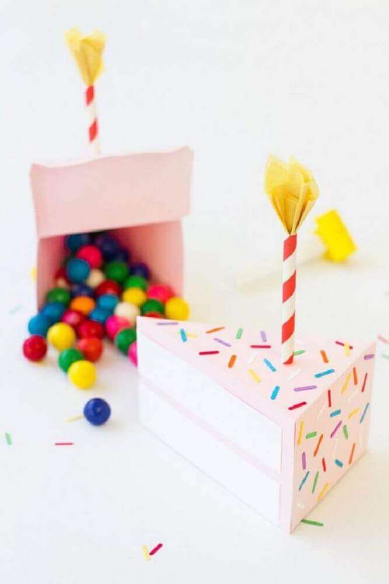 31. O formato de bolo da caixa para a festa deixa a comemoração ainda mais divertida – Foto: The Spruce