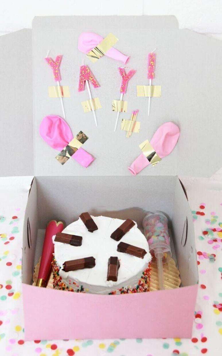 37. Festa na caixa para aniversário com bolo e jujubas – Foto: Home Decoo