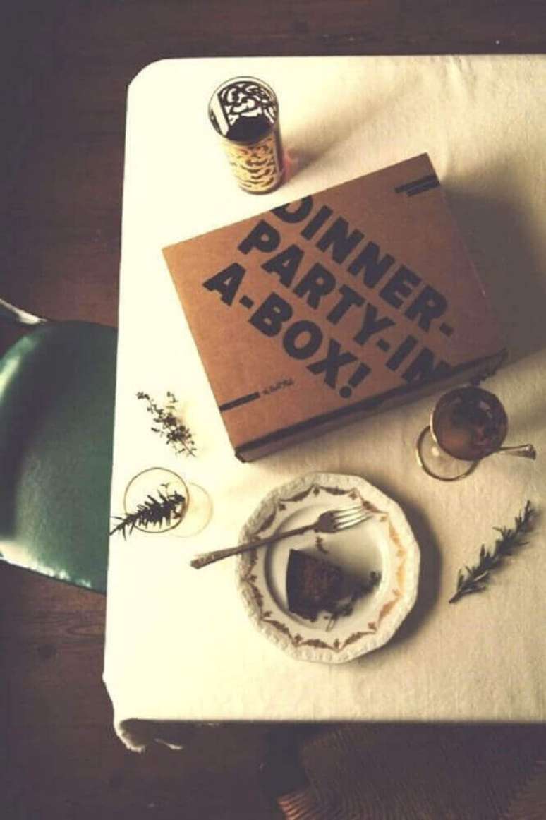 39. A festa na caixa&nbsp;para namorado pode se transformar em um delicioso jantar &ndash; Foto: Pinterest