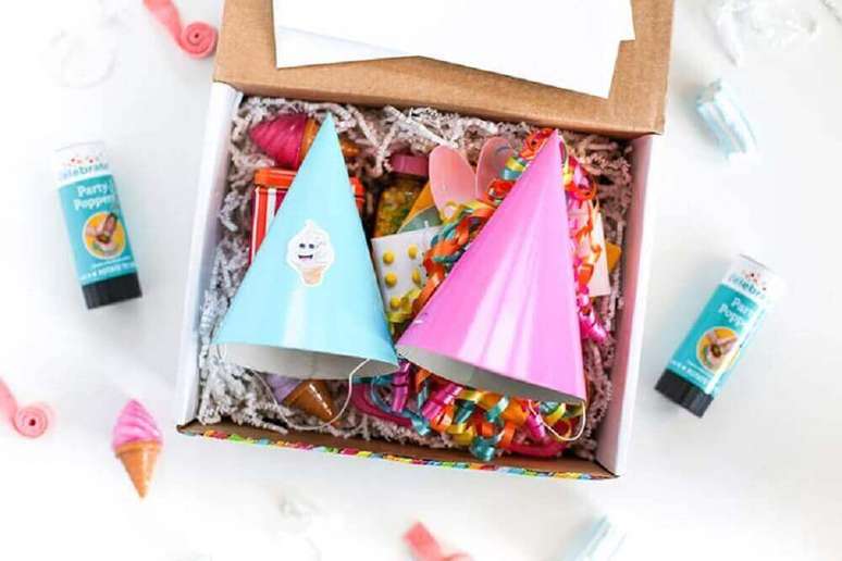 43. Itens como chapeuzinhos de aniversário e confetes são quase presença garantida em toda caixa para festa – Foto: Pinterest