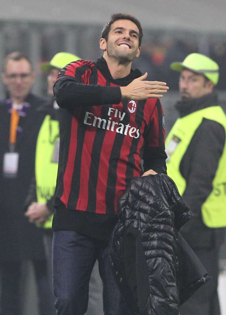 Kaká sendo saudado pela torcida do Milan em uma homenagem de 2017