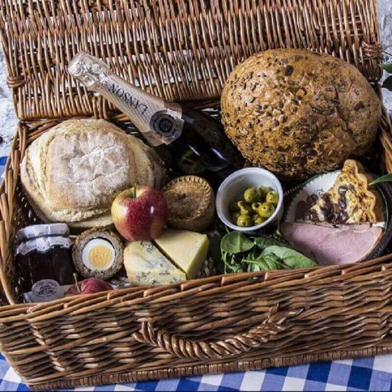 50. Uma cesta de vinhos, pães, queijos e geleias é uma excelente ideia de presente – Foto: Wild Picnics