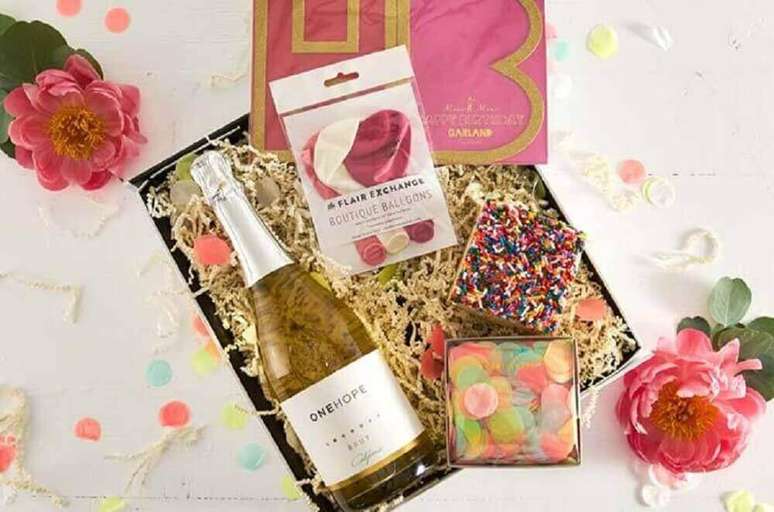 52. Na festa na caixa rom&acirc;ntica nunca se esque&ccedil;a de colocar um espumante ou vinho &ndash; Foto: Home Decoo