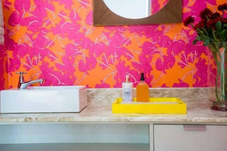 32. Lavabo com papel de parede em tons de rosa e laranja. Projeto de Joel Caetano Paes