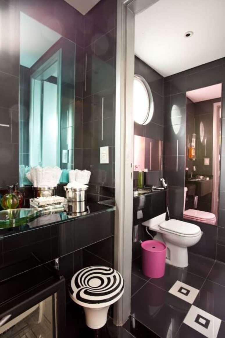 33. Lavabo preto e branco com espelho e lixeira em tons de rosa. Projeto de Brunete Fraccaroli