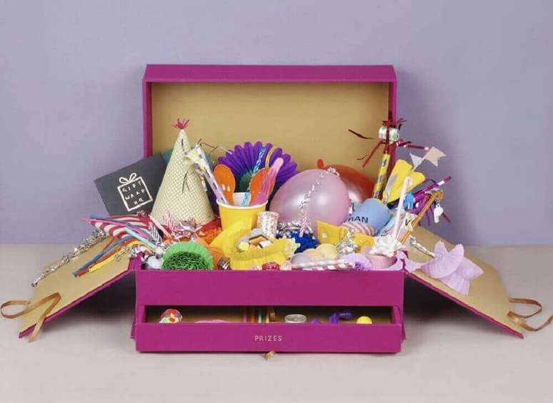 60. Modelo de caixa diferente para fazer uma festa especial – Foto: Celebrations Cake Decorating