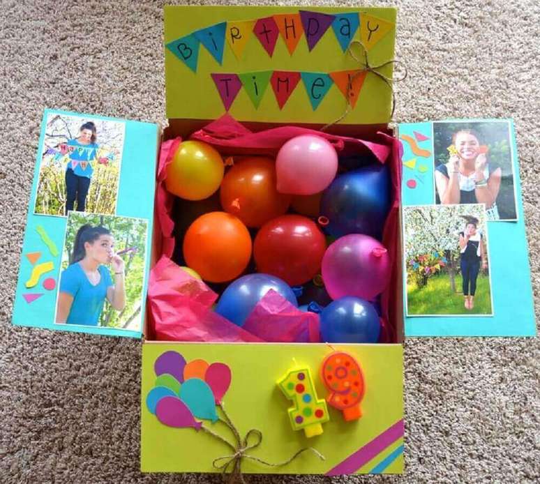 61. Ideia de festa na caixa para amiga toda decorada com balões coloridos e fotos – Foto: Pinterest