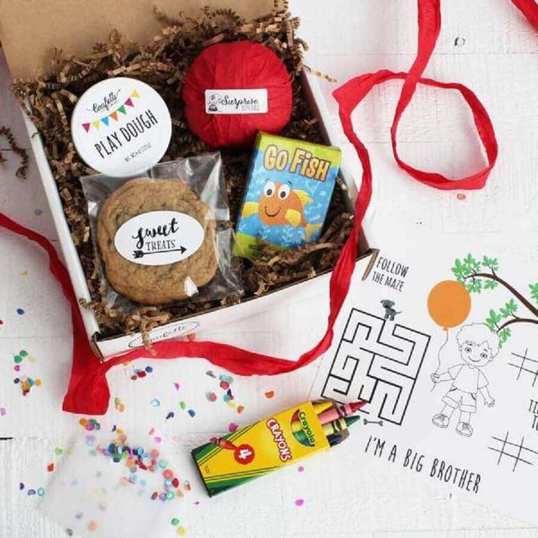 70. Modelo simples de caixa para festa infantil – Foto: Confetti Gift Company