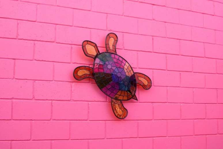 13. Parede rosa choque com tartaruga de vidro colorido. Projeto de Brunete Fraccaroli