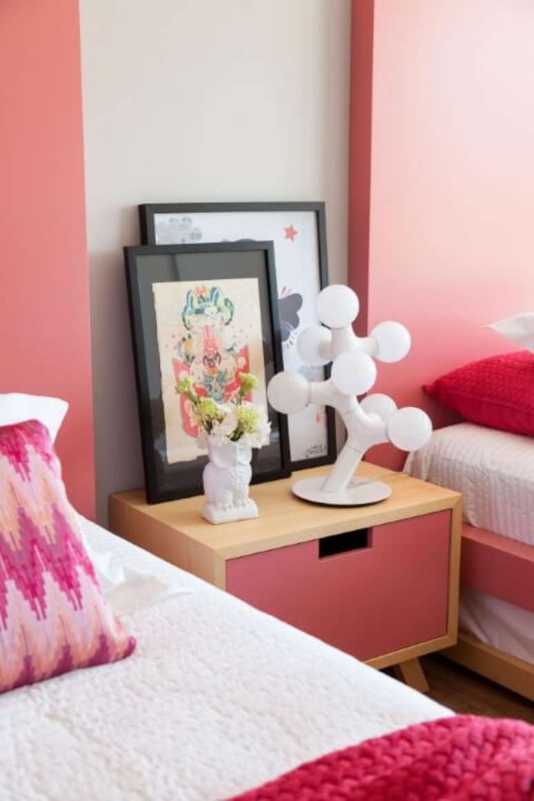 5. Quarto de menina com móveis e objetos de decoração em tons de rosa. Projeto de Consuelo Jorge