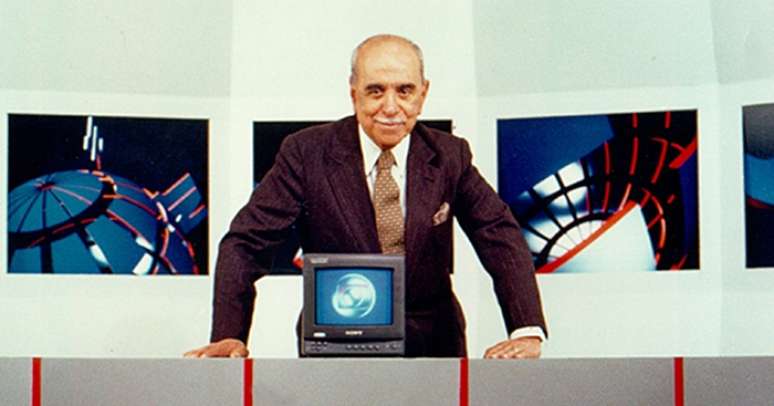 Roberto Marinho no estúdio do ‘Jornal Nacional’, na década de 1980: o empresário fez da Globo uma das mais influentes emissoras do planeta