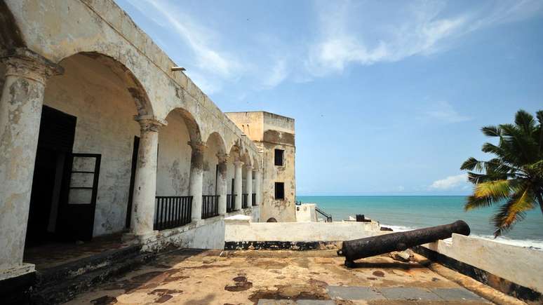 Castelo de São Jorge da Mina, construído pelos portugueses na Costa do Ouro (hoje Gana) em 1482, de onde saíram mais de 30 mil escravos rumo ao Brasil, em navios portugueses