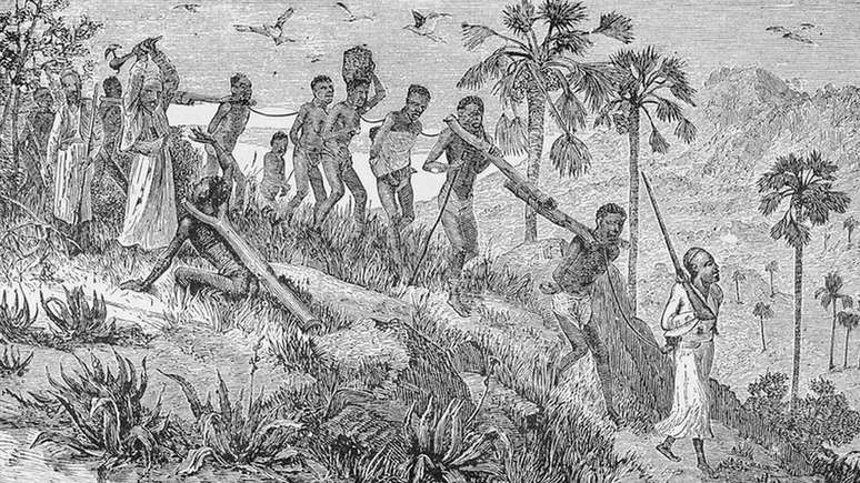 Ilustração mostra africanos capturados por outros africanos, sendo transportados até a costa, onde seriam vendidos para traficantes europeus