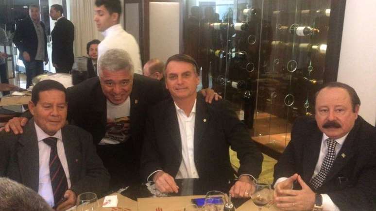 General Mourão (à esq.) ao lado de Major Olímpio, Jair Bolsonaro e Levy Fidelix, no jantar que o confirmou na vice do presidenciável do PSL