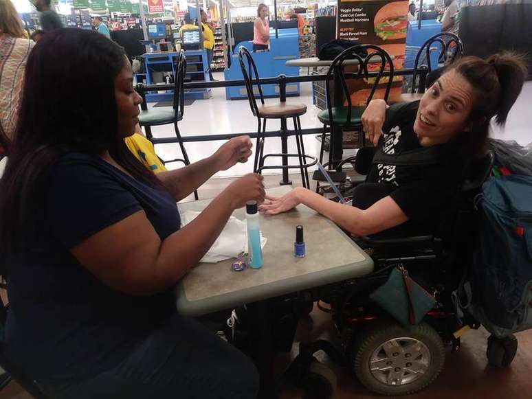 Angela Peters possui paralisia cerebral e contou com o apoio de funcionária do Walmart.