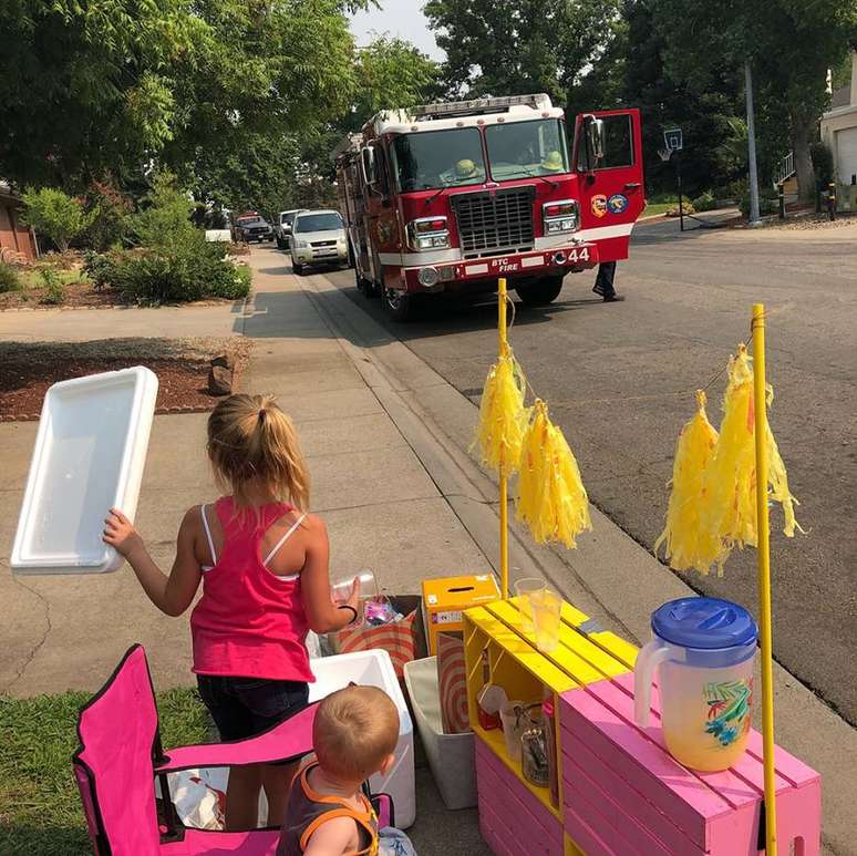 Lilla Pratt montou uma barraca de limonadas para arrecadar dinheiro para ajudar famílias afetadas por incêndio na Califórnia.