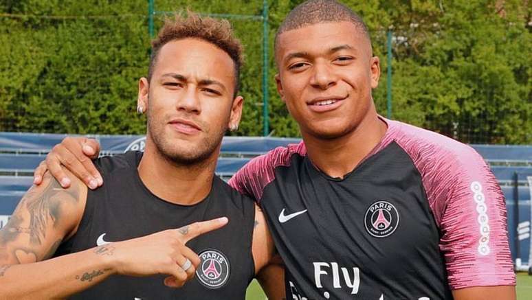 Mbappé ao lado de Neymar em seu retorno ao PSG depois da Copa do Mundo