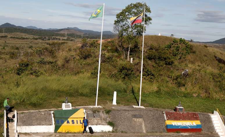 Venezuelanos com malas na fronteira entre Brasil e Venezuela na cidade de Pacaraima, em Roraima 16/11/2017 REUTERS/Nacho Doce