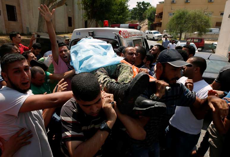 Pessoas carregam corpo de militante do Hamas morto por disparo de tanque israelense 07/08/2018 REUTERS/Mohammed Salem