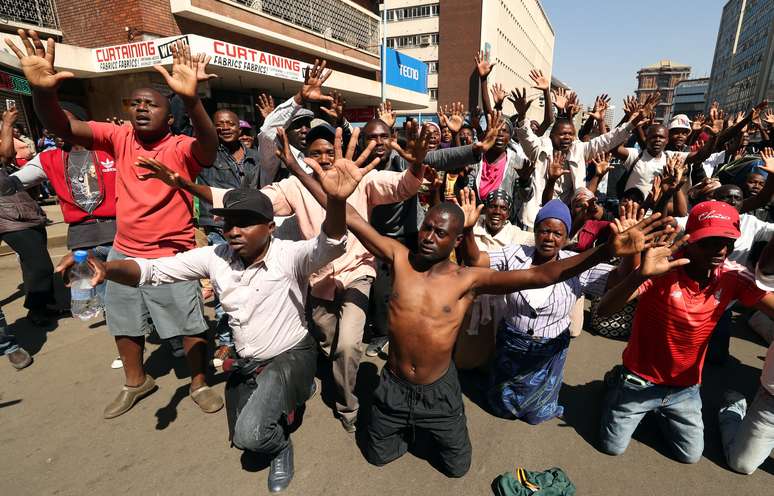 Apoiadores do candidato de oposição à Presidência do Zimbábue, Nelson Chamisa, protestam enquanto aguardam divulgação do resultado da eleição, em Harare 01/08/2018 REUTERS/Mike Hutchings
