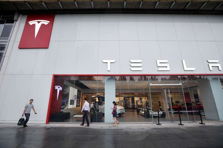 Pessoas passam em frente a showroom da Tesla em Pequim 11/07/ 2018. REUTERS/Jason Lee - 