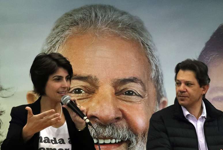 Fernando Haddad e Manuela D'Ávila durante entrevista coletiva em São Paulo 07/08/2018 REUTERS/Paulo Whitaker