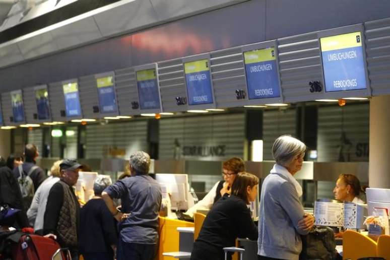 Passageiros no aeroporto de Frankfurt
 10/4/2018    REUTERS/Kai Pfaffenbach 