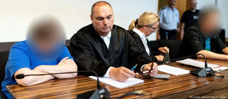 Casal ao lado de juízes em tribunal de Freiburg