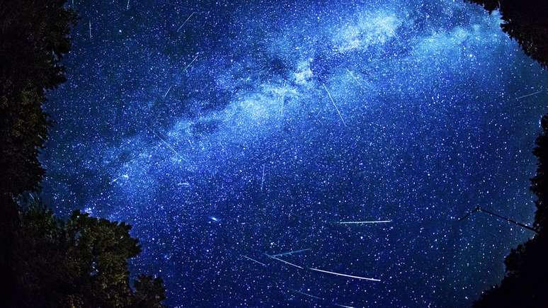 O número de estrelas cadentes por hora aumenta durante o pico do fenômeno