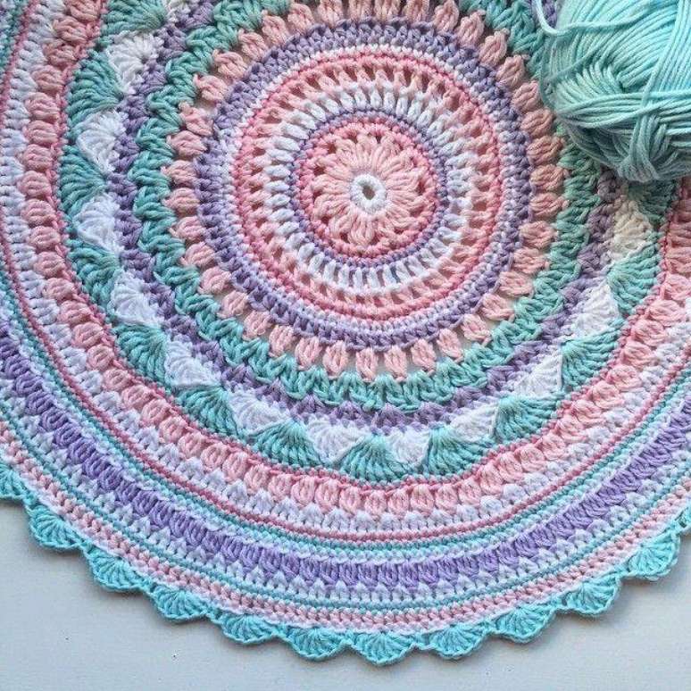 4.Com o tempo seus tapetes de crochê ficarão mais elaborados e charmosos.