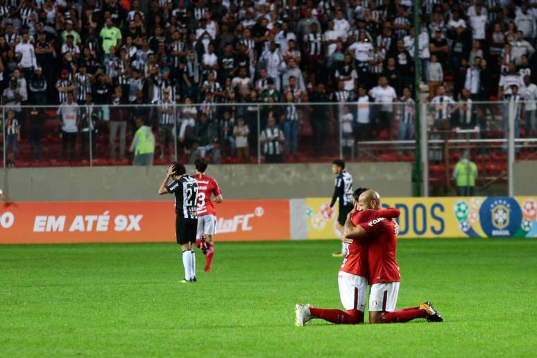 Bola No Lance Inicial De Um Jogo Do Futebol Ou De Futebol Luz