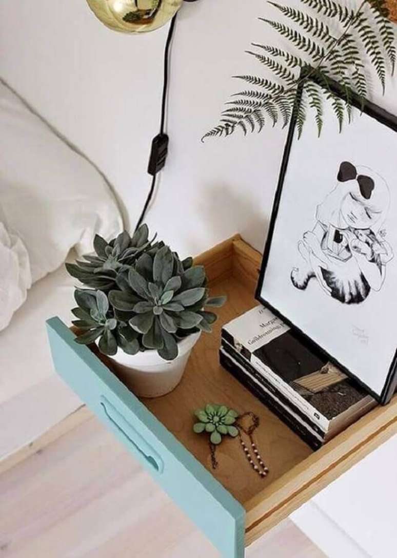 22. Decora&ccedil;&atilde;o com aparador feito de gaveta decorado com quadro e suculentas &ndash; Foto: Ape22