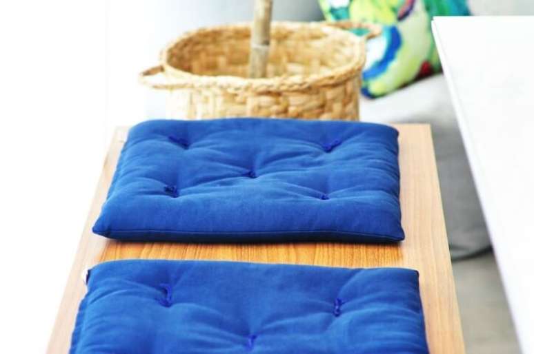 2. As almofadas também podem levar um toque de azul royal para a decoração. Projeto de Condecorar