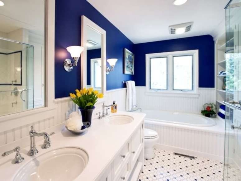 41. Banheiro com parede azul e predominância do branco no restante da decoração. Foto de Home Field Brewing