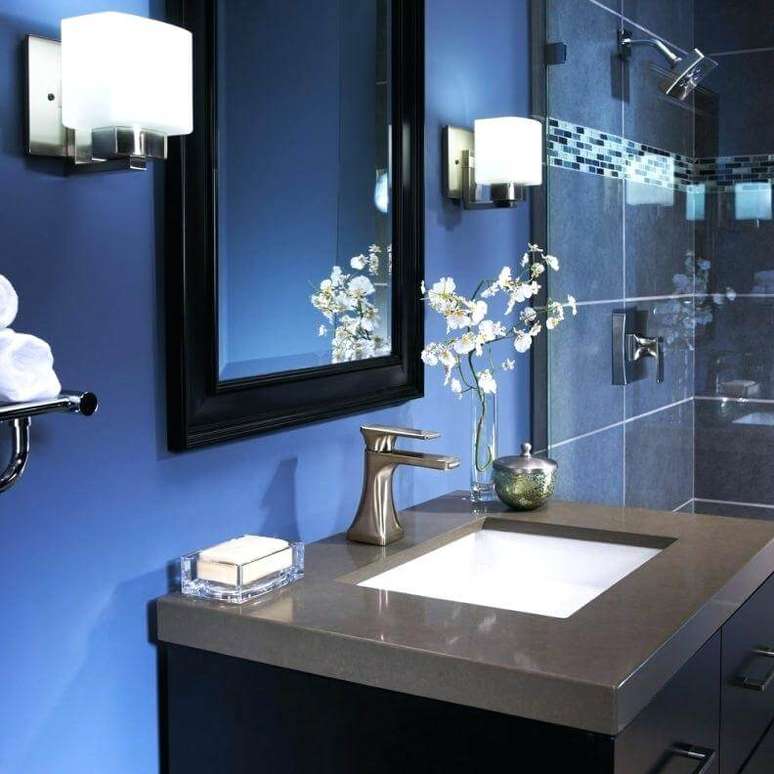 51. Banheiro com parede azul e decoração escura. Foto de EZ Pass