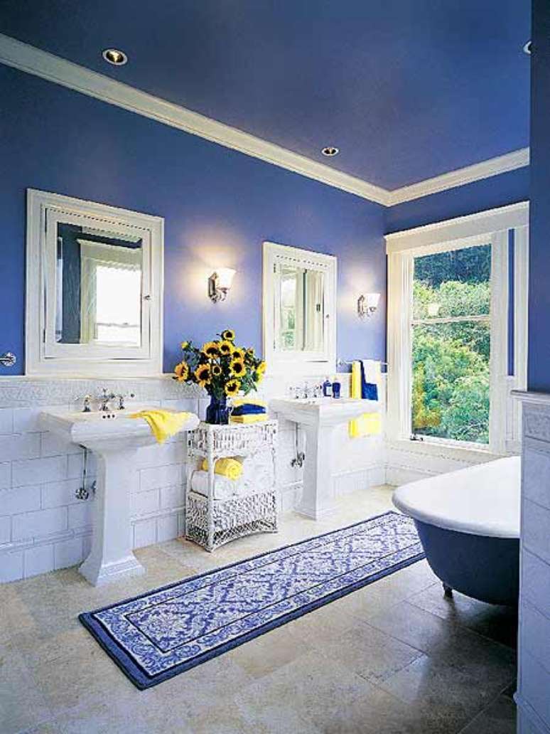 12. Como esse banheiro é amplo, as paredes e o teto em azul royal não deixam o ambiente pequeno. Foto de Infoartweb