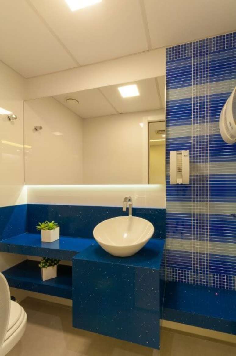 23. Banheiro simples com bancada azul royal brilhante. Projeto de Bernal Projetos