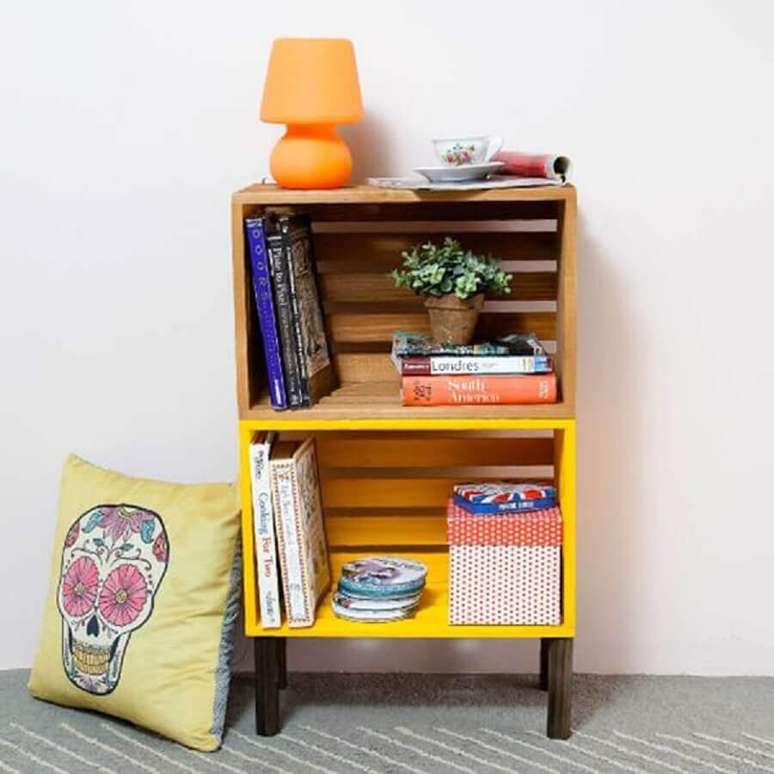 8. Voc&ecirc; pode pintar caixotes de feira para fazer um criado-mudo bem diferente &ndash; Foto: Pinterest