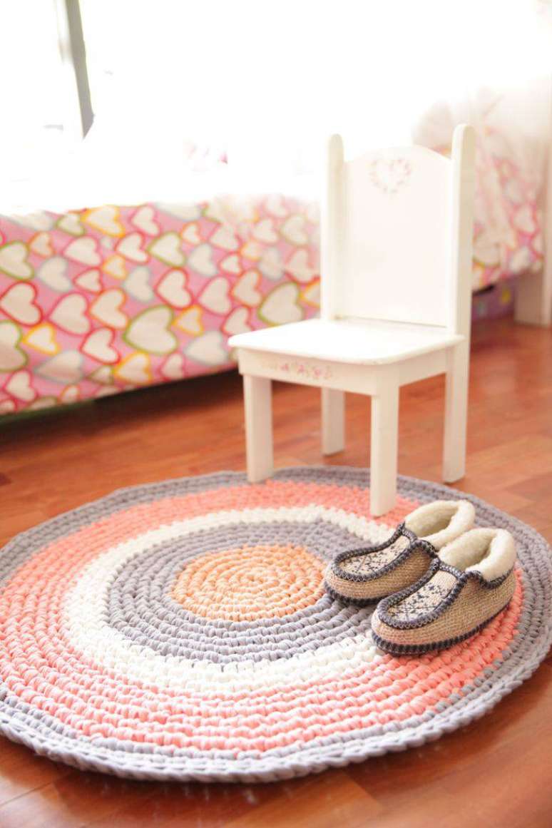 11. Tapetes de crochê em quartos infantis femininos também ficam lindos