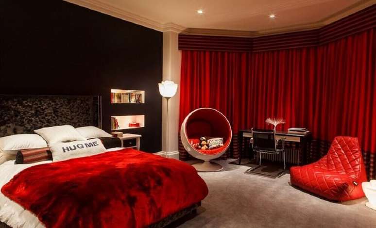 13. Decoração com cortina vermelha para quarto com parede que recebeu papel de parede preto – Foto: Homedit