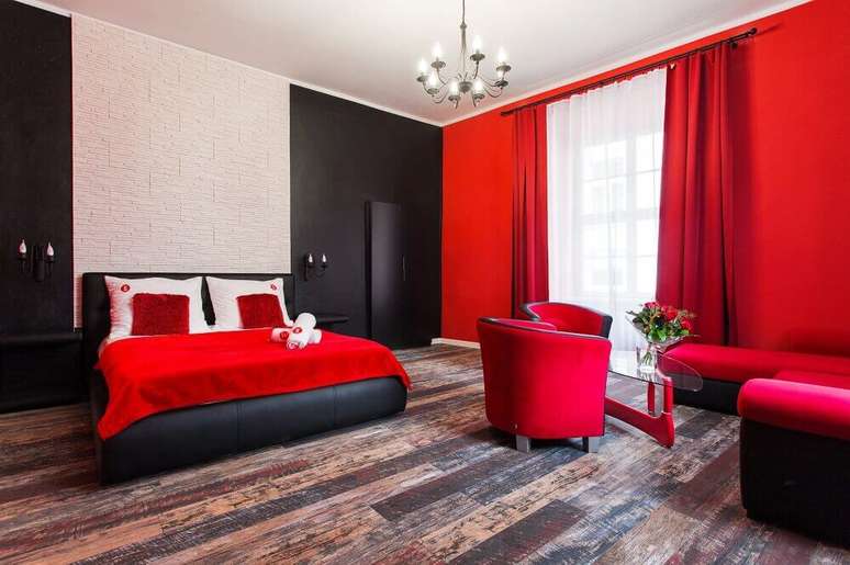 14. Se você quiser ousar ainda mais, nos quartos vermelhos também existe a possibilidade de pintar uma parede de preto – Foto: Pinterest