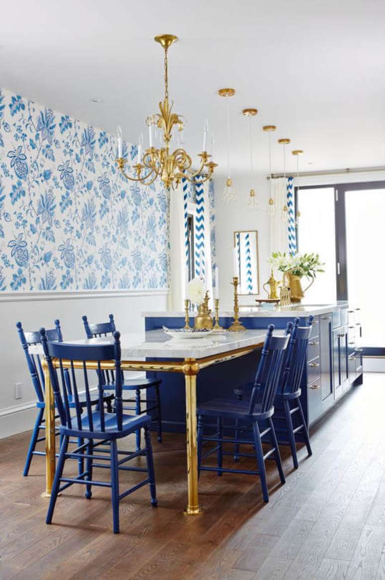 21. Cozinha integrada à sala com bancada e cadeiras azul royal. Foto de House Decorates