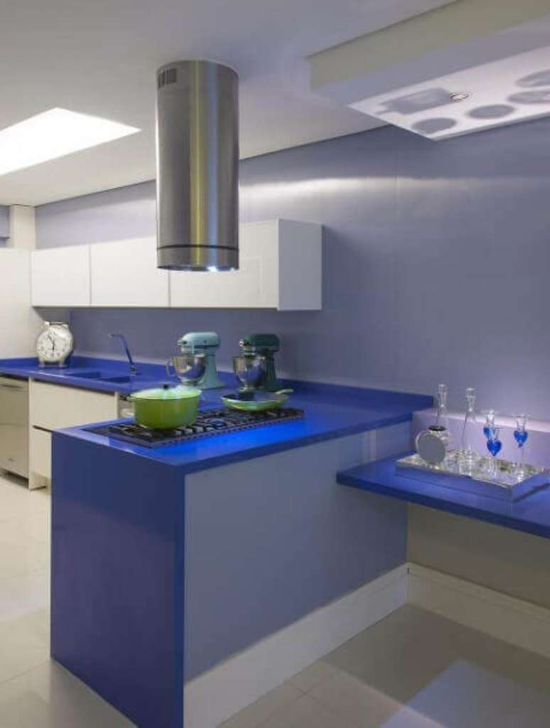 20. Bancada azul royal em cozinha clara. Projeto de Brunete Fraccaroli