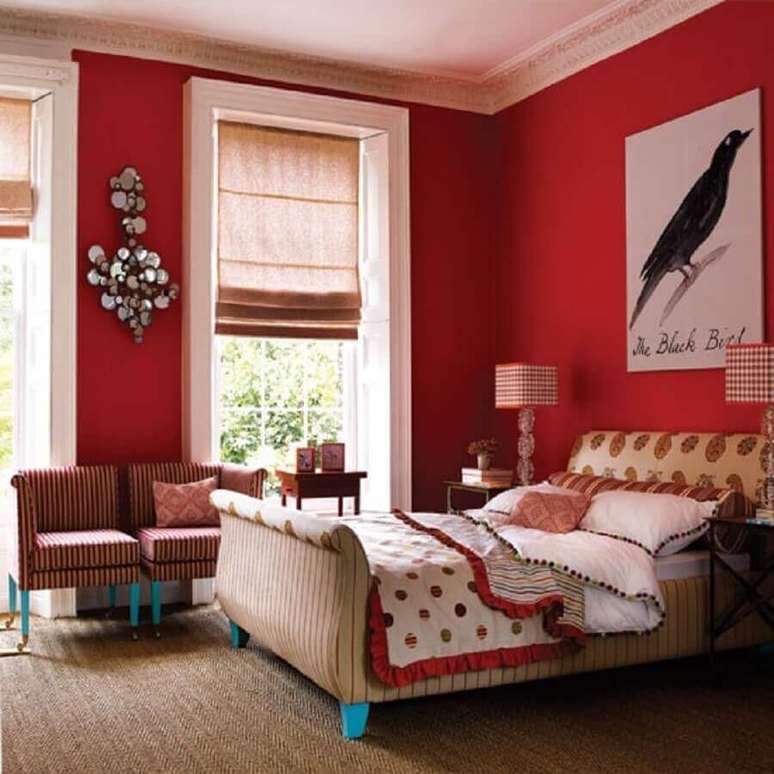 15. Decoração clássica para quarto com parede vermelha – Foto: Grezu