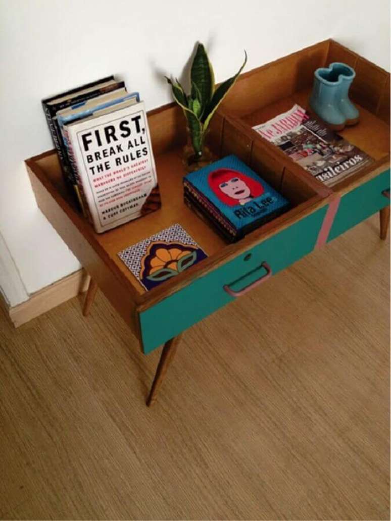 23. Decora&ccedil;&atilde;o com aparador feito com gaveta &ndash; Foto: Fox Lux